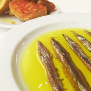 Imatge d'un plat amb anxoves de L'Escala i pa amb tomàquet