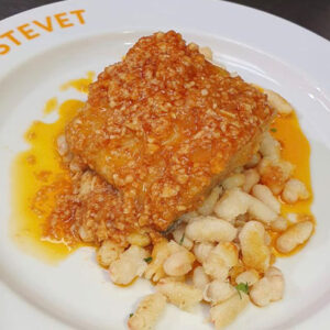 Imatge d'un plat de bacallà a la llauna del Restaurant Ca L'Estevet