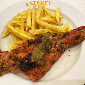 Imatge d'un plat d'espatlla de cabrit al forn del Restaurant Ca L'Estevet