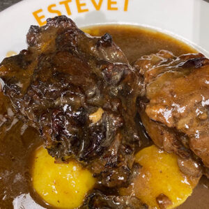 Imatge d'un estofat de cua de bou del Restaurant Ca L'Estevet
