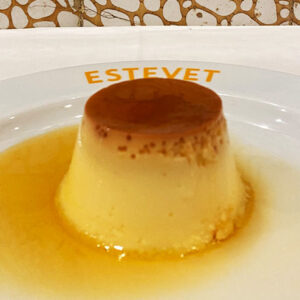 Imatge d'un plat amb un flam d'ou del Restaurant Ca L'Estevet