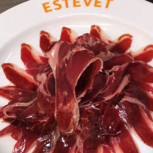 Imatge d'un plat de pernil de glà del Restaurant Ca L'Estevet