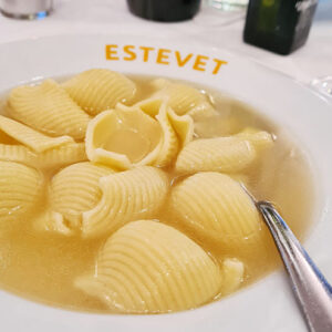 Imatge d'una plat de sopa de galets de Nadal del Restaurant Ca L'Estevet