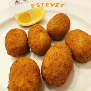 Imatge d'una plat de croquetes de Ca L'Estevet