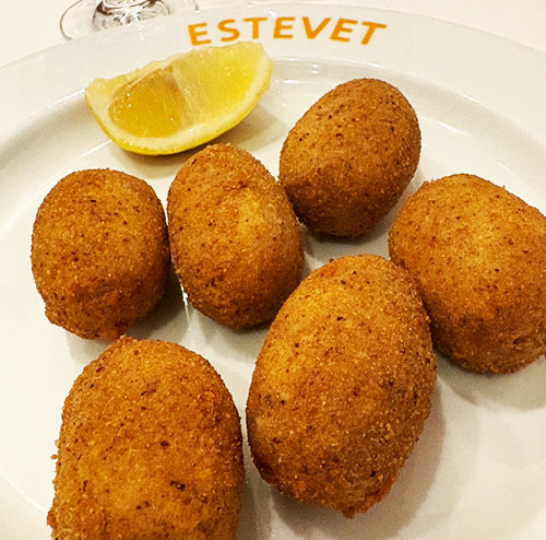 Imatge d'una plat de croquetes de Ca L'Estevet
